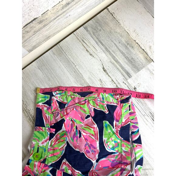 Lilly Pulitzer Women’s 2 Callahan Navy Blue Pink floral Summer Shorts Designer - Picture 3 of 7